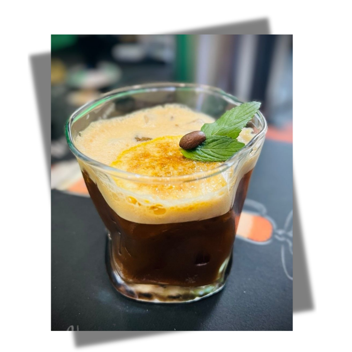 Complementos de Parole Coffee: bebida servida en cristalería