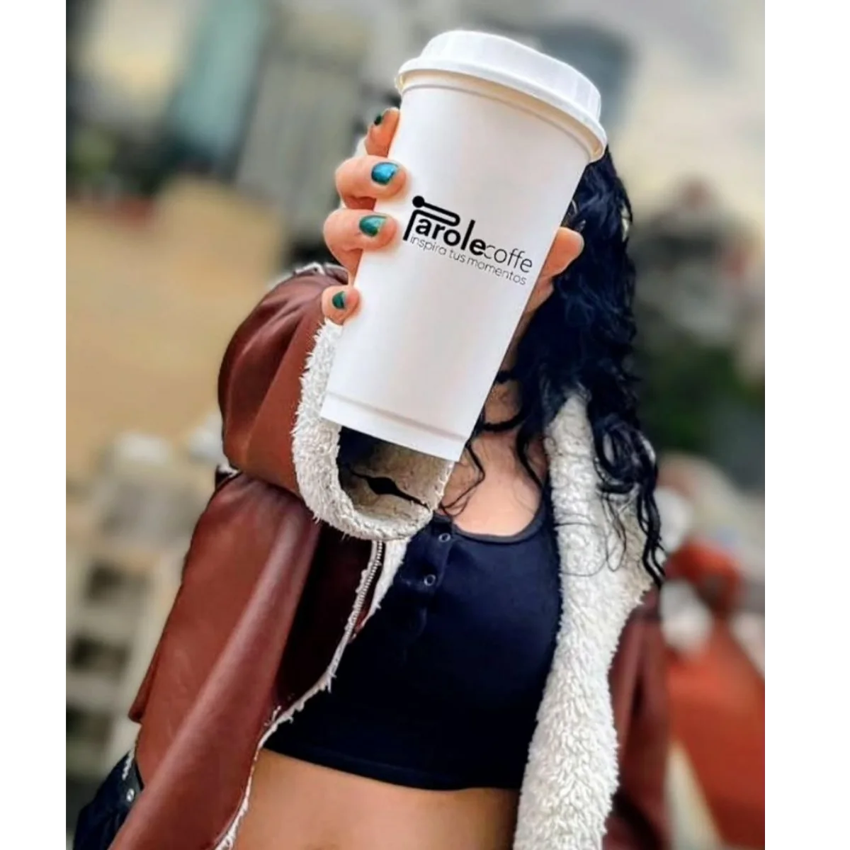 Invitada sosteniendo vaso Parole Coffe